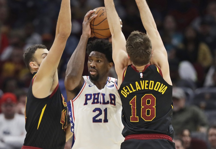 조엘 엠비드는 캐벌리어스 전에서 어깨 부상을 당한 뒤 몇몇 NBA 경기에 나서지 못할 것으로 보인다.