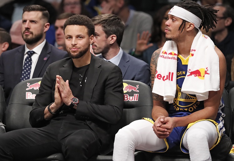 NBA 金州勇士队的成员拥抱在一起