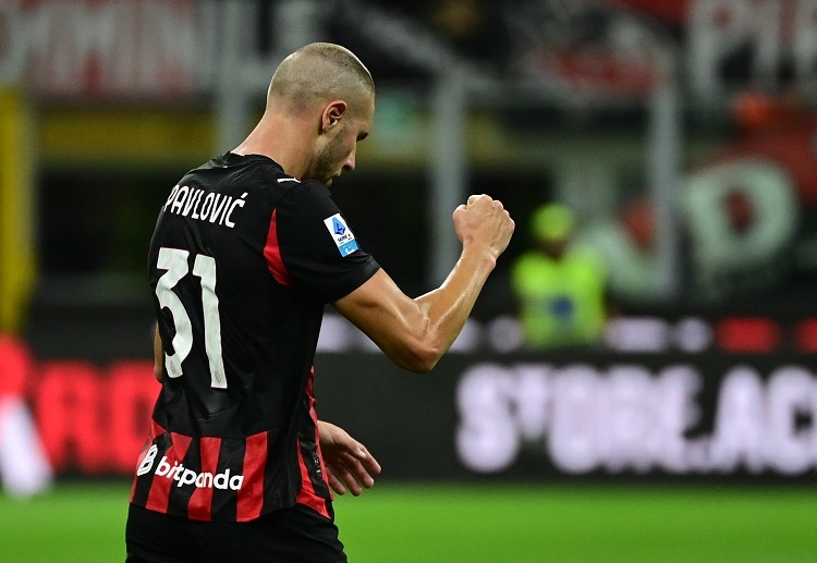 意甲联赛 帕夫洛维奇在禁区内头球破门，帮助米兰追平，但球队依然无力反击，最终输球。