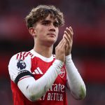 လိဒ်စ်ကို ၅-၀ ရလဒ်နဲ့ အနိုင်ရခဲ့တဲ့ အခုတစ်ပတ် ပရီးမီးယားလိဂ် ပွဲစဉ်မှာ အသက် ၁၅ နှစ်နဲ့ ၂၃၅ ရက်သာ ရှိသေးတဲ့ မက်စ် ဒိုးမန်းက ပွဲချိန် ၆၄ မိနစ်မှာ မာဒူခေး အစား လူစားဝင် ကစားခဲ့ပါတယ်။