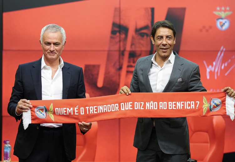 ပေါ်တို အတွက် လီဂါ ပေါ်တူဂီ အပါအဝင် Treble ရယူပေးခဲ့တဲ့ မော်ရင်ညိုက ချန်ပီယံလိဂ်နဲ့ ယူရိုပါလိဂ် ဖလားတွေပါ ရရှိခဲ့သူ ဖြစ်ပါတယ်။