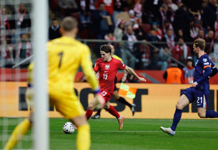 世界杯预选赛 卡明斯基高速前插形成单刀,冷静低射破门,为波兰先拔头筹。