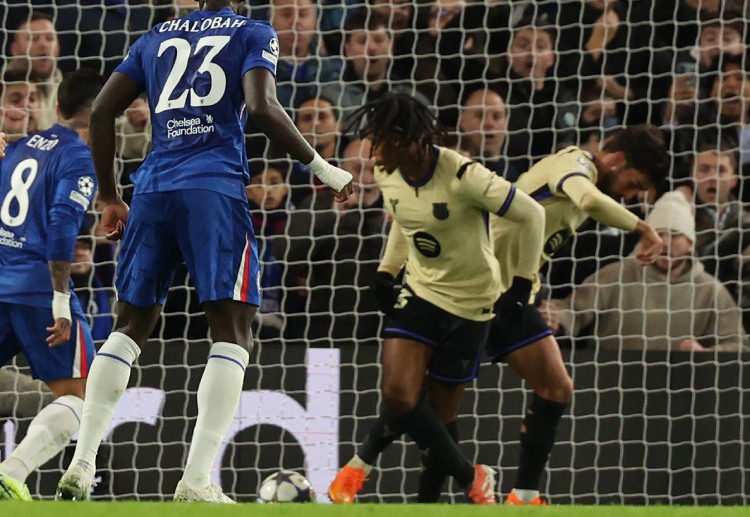 欧冠联赛 巴萨后卫孔德在防守中出现失误，不慎将球碰入自家球门，切尔西借此乌龙球取得1比0领先。