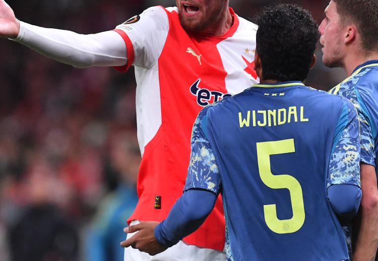 欧冠联赛  阿贾克斯左后卫维恩达尔短暂复出，但出场资格仍成疑问。